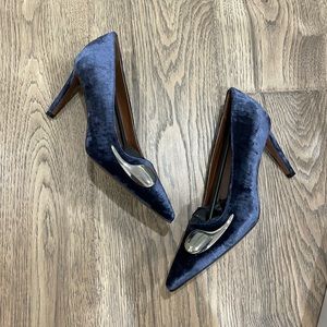 L’autre Chose blue velvet pump with metal detail